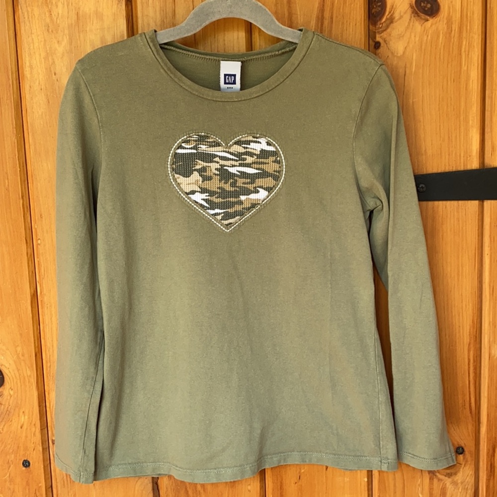Gap Shirt Green with Camo Heart